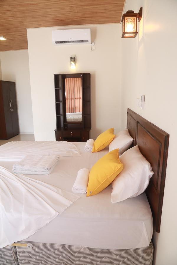 Serene Beach Hotel 迪克韦勒 外观 照片