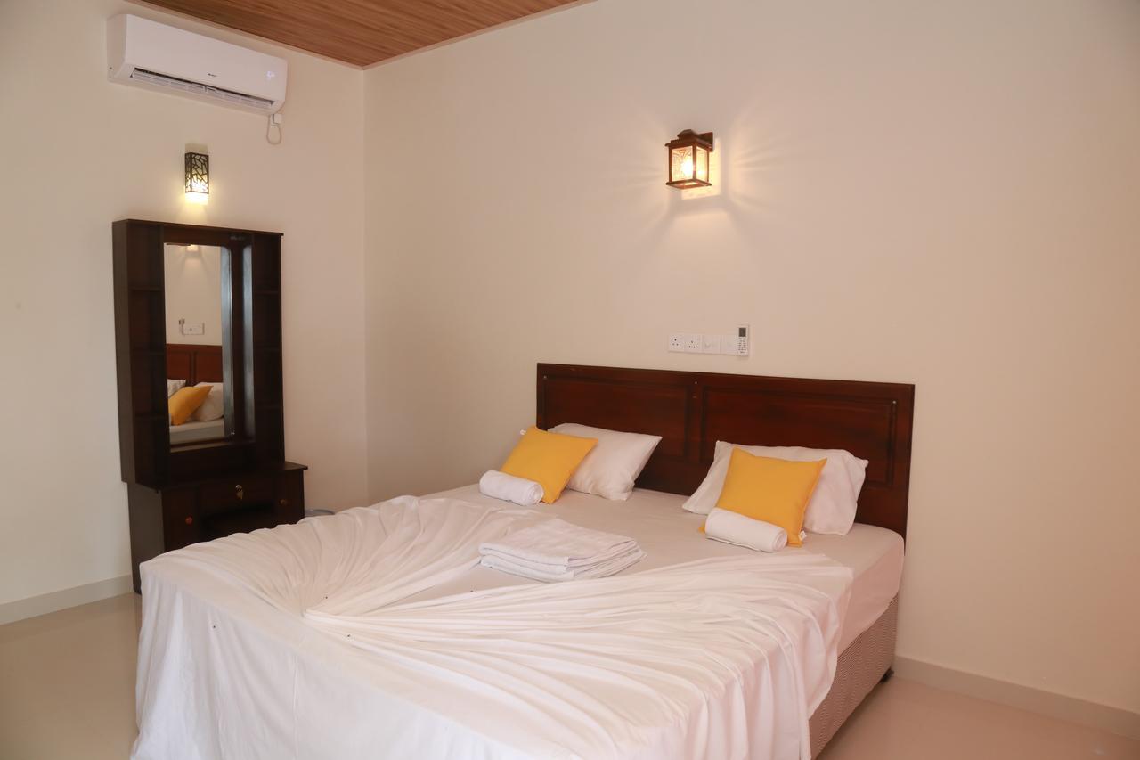Serene Beach Hotel 迪克韦勒 外观 照片